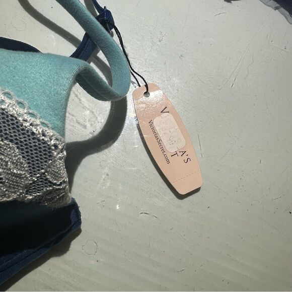 3 Beautiful Bras, 2 Victoria Secret, 1 NWT 32D and 32C , and 1 1DKNY 32D - Picture 4 of 11